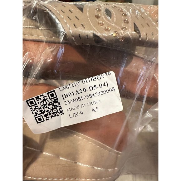 Flip Flops Sandals Tan Thong Low Wedge Embellishments Top Sz  8/39 Beachwear NEW - Picture 7 of 8